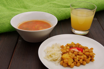 Spicy chickpeas with cabbage