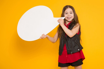 Little brunette girl with speech bubble