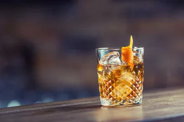 Crédence de cuisine en verre imprimé Cocktail Cocktail classique à l& 39 ancienne en verre de cristal sur le comptoir du bar.