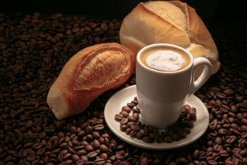 Café da manhã brasileiro Pães franceses cappuccino