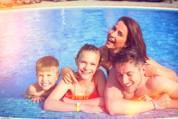 Familie im Pool 