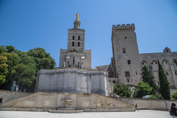Fototapeta na wymiar Panorama, Sehenswürdigkeiten und Papstpalast der Stadt Avignon, Provence, Frankreich