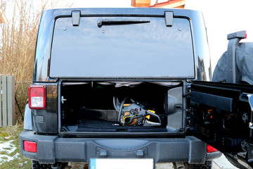 Gel&auml;ndewagen mit Kettens&auml;ge im Kofferraum 