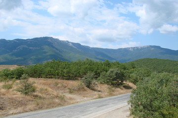 Fototapeta na wymiar road to the top of the Crimean mountain range on a sunny day.