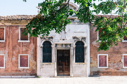 Facade and entrance door of an Italian building