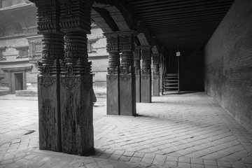 Les piliers en bois sculptés dans le quartier médiévale de durbar square à Katmandou
