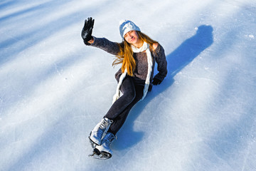 Fototapeta na wymiar young beautiful girl ice skating