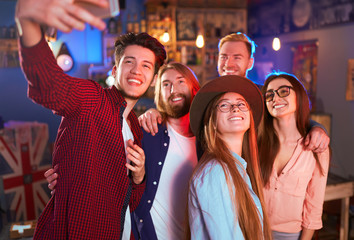 Selfie Time. Young Group of Friends Partying In A Nightclub And Toasting Drinks. Happy Young People With Cocktails At Pub. The People Have A Great Mood And They Smile A Lot.