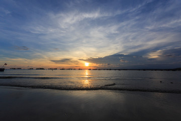 Obraz premium Vietnamese fishing boat silhouettes in sea at sunset