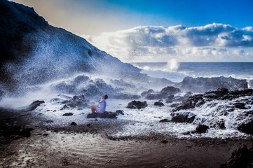 Fototapeta na wymiar mujer con olas del mar
