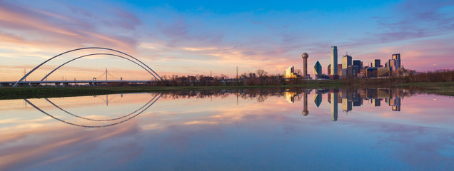 Dallas Skyline Reflection on Trinity River During Sunset, Dallas, Texas. - obrazy, fototapety, plakaty