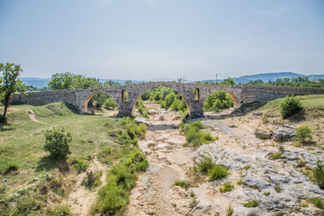 Fototapeta na wymiar alte römische Steinbrücke