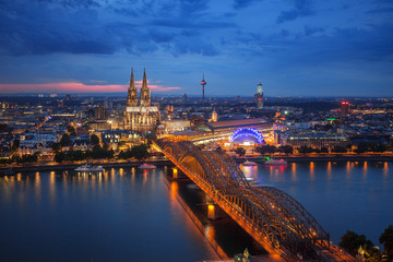 Fototapeta na wymiar Köln Dom mit Brücke, Skyline Germany