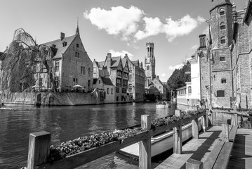 Fototapeta premium Beffroi et canal de Bruges