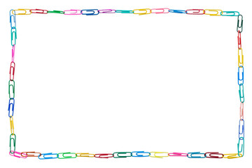 Farbenfroher Rahmen aus Büroklammern auf weißem Hintergrund