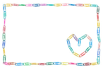Bunter Rahmen aus Büroklammern auf weißem Hintergrund mit Herz für Kollegen