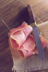 jambon cru sur une table en bois