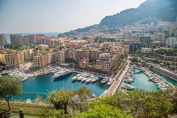 Panorama und Sehenswürdigkeiten des Fürstentum Monaco im Sommer
