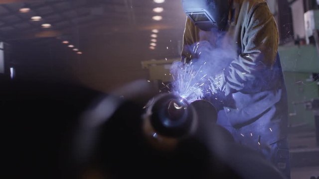 Industrie Schwei&szlig;er schwei&szlig;t ein Stahlrohr zusammen 4k PRORES Footage