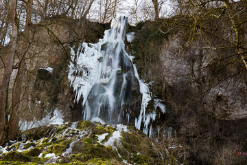 Fototapeta na wymiar Uracher Wasserfall im Winter