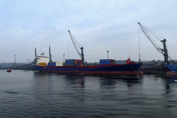 Ein Containerschiff liegt im Hafen