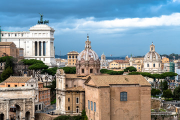 Fototapeta na wymiar Kirchen und Gebäude in Rom in Italien