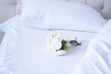Fototapeta na wymiar bouquet of flowers on the bed