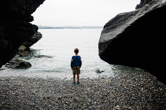 kids catching crabs in a  cove by the sea