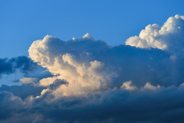 Wolke mit Sonnenlicht im Himmel ist spektakulär und dramatisch