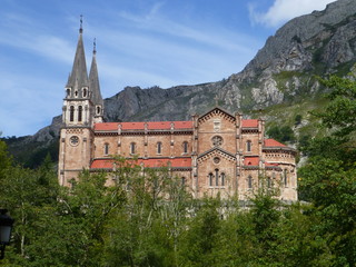 Fototapeta na wymiar Covadonga en el concejo de Cangas de Onís en el Principado de Asturias, España
