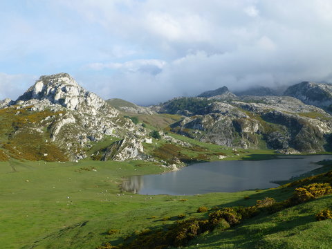 Lagos de Covadonga en los Picos de Europa en la parroquia del concejo de Cangas de Onís en el Principado de Asturias, España