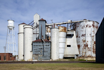 Grain elevators next to railroad, Wilson, Kansas, US,2017.