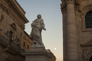 Fototapeta premium Statue of St Peter, Cathedral of Syracuse