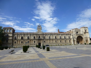 Fototapeta na wymiar León, capital de la provincia de León, es una ciudad del noroeste de España 