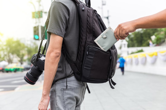 pickpocket stealing wallet from tourist