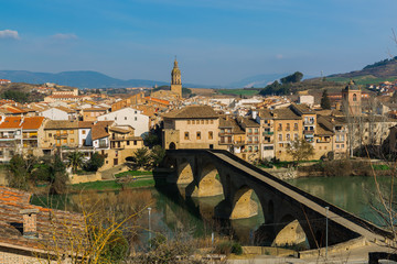 Obraz premium Views to the town of Puente la Reina, Spain