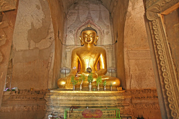 Exploring the buddhist temples and pagodas of Bagan, in Myanmar