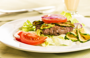 hambúrguer e salada