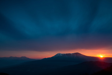 Fototapeta premium Sceniczny zmierzch w górach