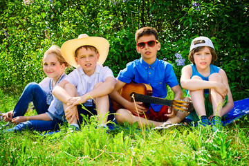 Obraz premium dzieci odpoczywa w parku