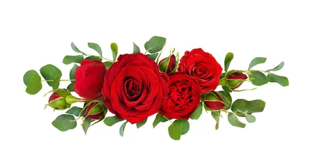 Fototapeten Rote Rosenblüten mit Eukalyptusblättern in einer Linienanordnung © Ortis
