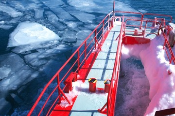 流氷砕氷船 © kat334