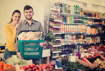 Obraz premium man and woman with full shopping basket