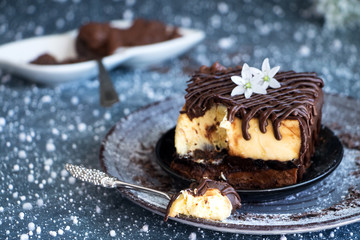 cremiges Schokoladino mit Puderzucker und Blüten zum Nachmittagskaffee oder Geburtstag
