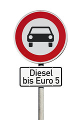 Verkehrsschild Fahrverbot für Dieselfahrzeuge bis Euro 5 Norm isoliert auf weißem Hintergrund