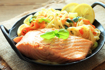 gebratener Lachs mit Nudeln