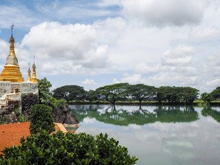 Fototapeta na wymiar Kyauk Ka Lat Pagoda, Hpa-An