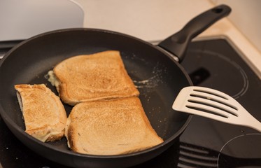 Pfannentoast zubereiten - Nahaufnahme Toast
