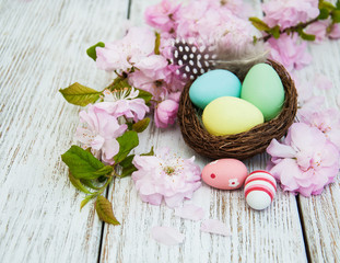 Obraz na płótnie Canvas Easter eggs and sakura blossom