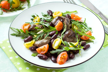 Salad with chicken liver, beans and cherry tomatoes